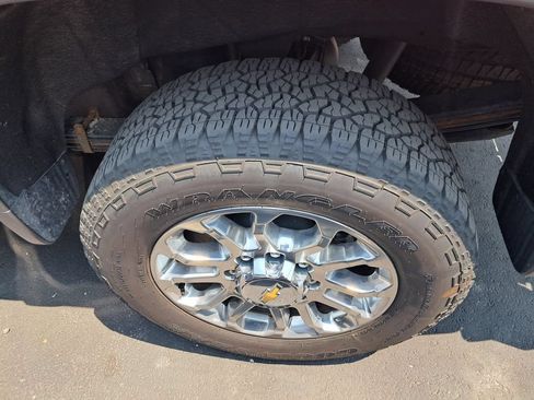 Used 2025 Chevrolet Silverado 2500 LTZ w/ LTZ Convenience Package AWD/4WD image 9