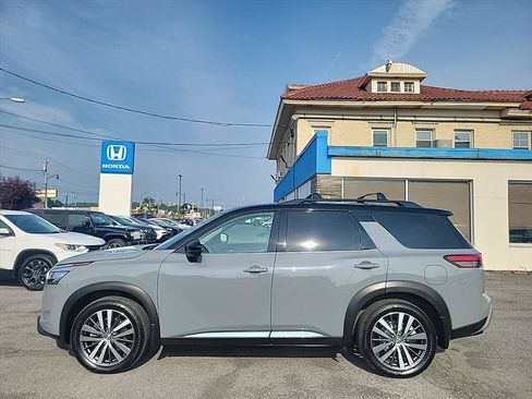 Used 2022 Nissan Pathfinder Platinum w/ Cargo Package AWD/4WD image 2