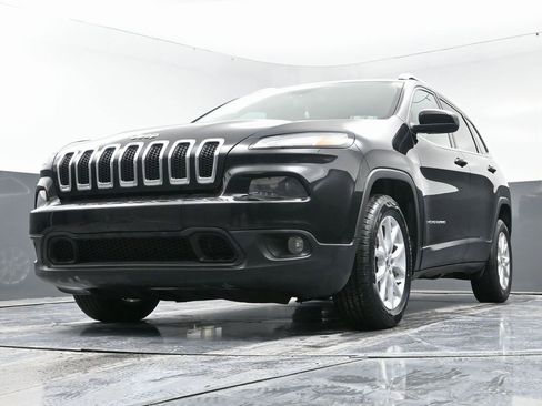 Used 2018 Jeep Cherokee Latitude w/ Safety Group image 42