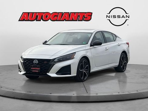 Used 2023 Nissan Altima 2.5 SR w/ SR Premium Package image 6