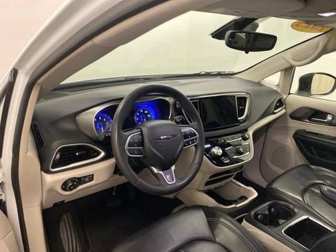 Used 2023 Chrysler Pacifica Touring-L FWD image 8