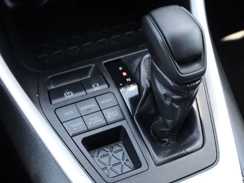 Used 2021 Toyota RAV4 LE w/ Carpet Mat Package (TMS) AWD/4WD image 30