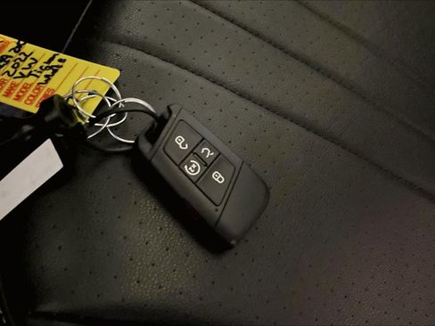 Used 2022 Volkswagen Tiguan SE R-Line image 14