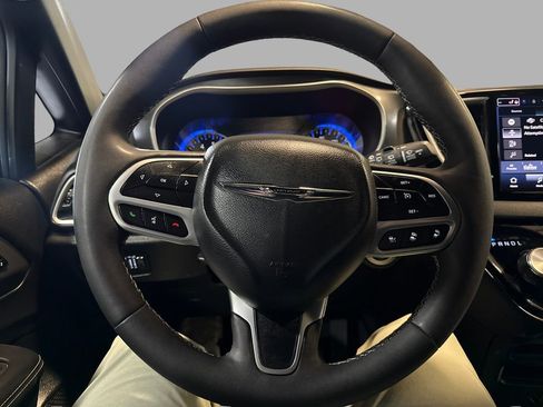 Used 2025 Chrysler Pacifica Select image 14