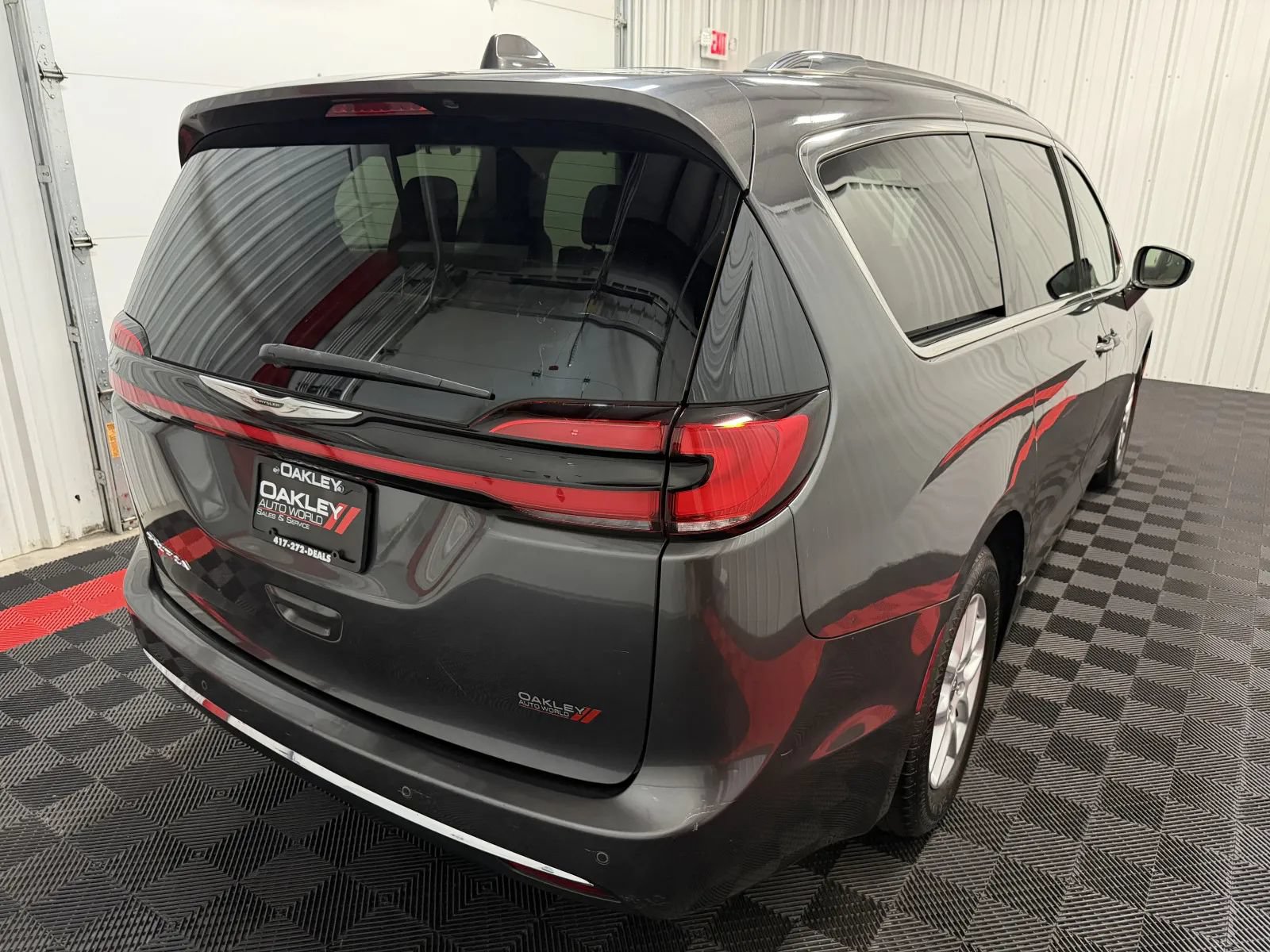 Used 2021 Chrysler Pacifica Touring-L FWD image 15