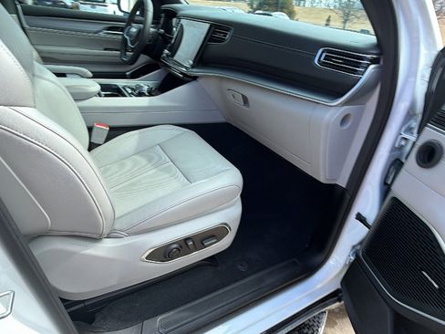 Used 2025 Jeep Wagoneer 4WD w/ Premium Group I image 20