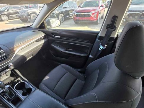 Used 2024 Nissan Altima 2.5 SV image 17