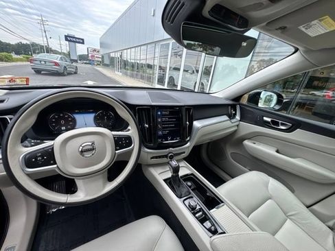 Used 2019 Volvo XC60 T5 Momentum w/ Multimedia Package AWD/4WD image 21