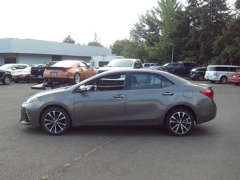 Used 2017 Toyota Corolla SE w/ Carpet Mat Package (TMS) FWD image 2