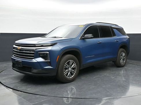 Used 2024 Chevrolet Traverse LT AWD/4WD image 3