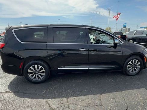 Used 2023 Chrysler Pacifica Limited image 9