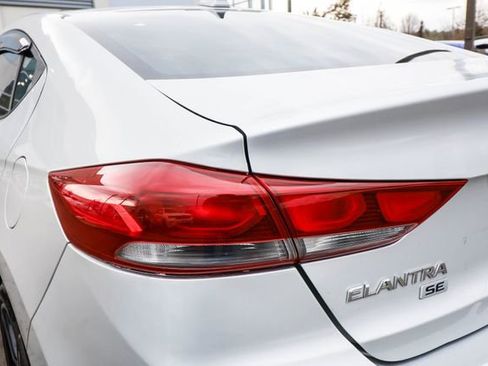 Used 2017 Hyundai Elantra SE image 17