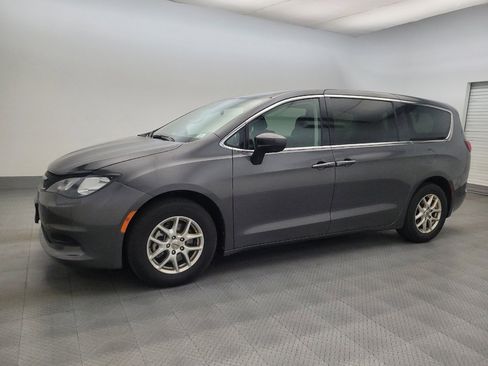 Used 2022 Chrysler Voyager LX FWD image 2