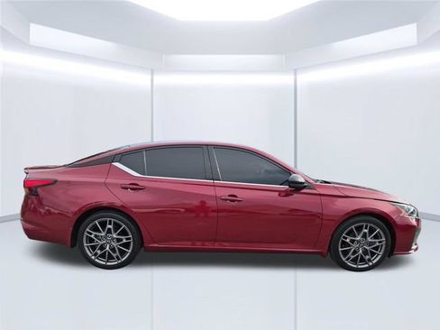 Used 2024 Nissan Altima 2.0 SR FWD image 7