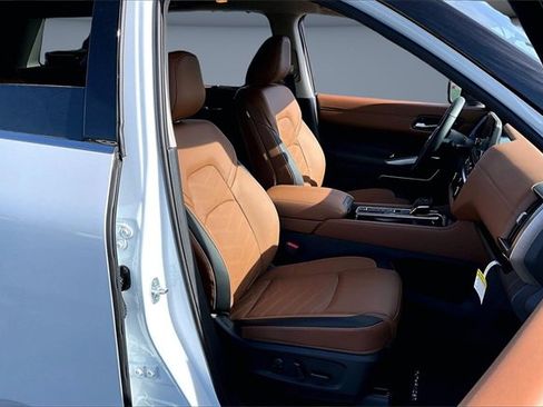 New 2025 Nissan Pathfinder Platinum image 10