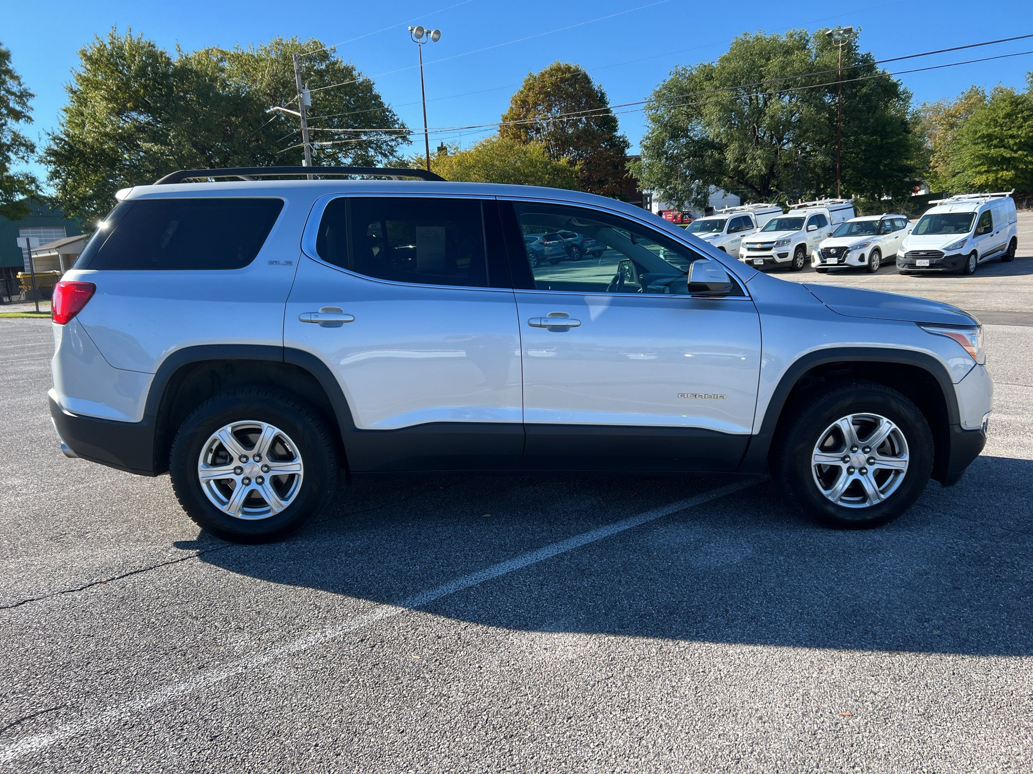 Used 2018 GMC Acadia SLE AWD/4WD image 2
