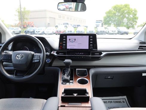 Used 2023 Toyota Sienna LE FWD image 14