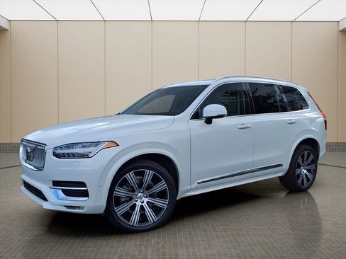 Used 2023 Volvo XC90 B6 Ultimate w/ Lounge Package image 2