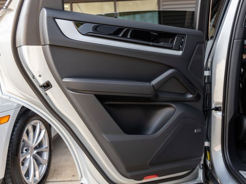 Certified 2025 Porsche Cayenne Coupe image 28
