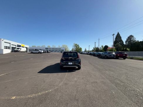 Used 2025 Kia Soul LX w/ LX Technology Package FWD image 16