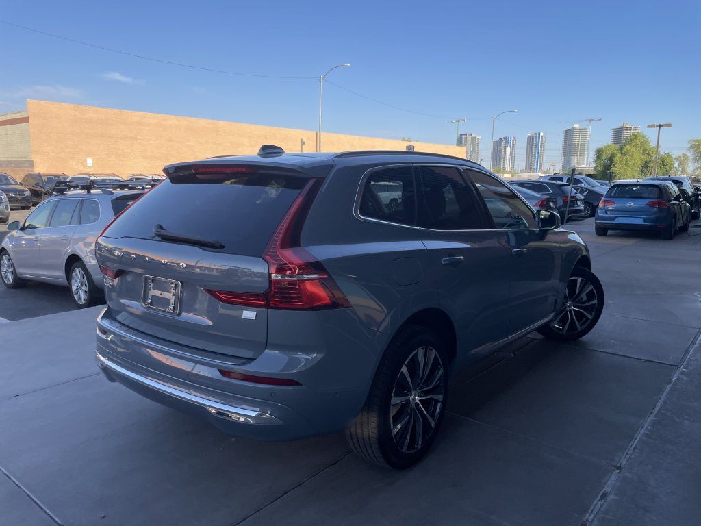 Used 2022 Volvo XC60 T8 Inscription Expression w/ Advanced Package AWD/4WD image 3