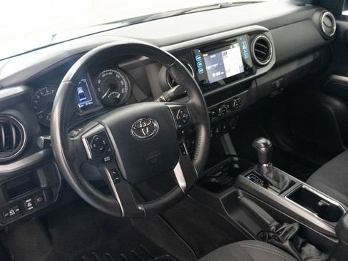 Used 2018 Toyota Tacoma TRD Sport AWD/4WD image 3