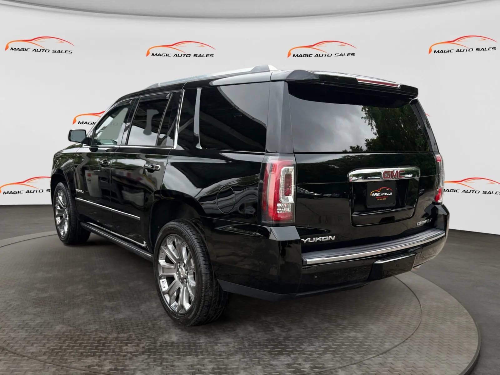 Used 2017 GMC Yukon Denali w/ Open Road Package AWD/4WD image 8