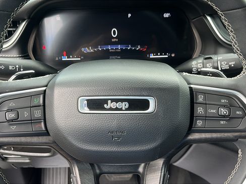 Used 2023 Jeep Grand Cherokee Limited w/ Black Appearance Package AWD/4WD image 11