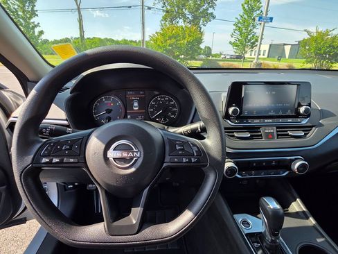 Used 2024 Nissan Altima 2.5 S FWD image 15