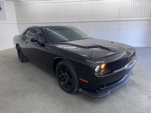 Used 2016 Dodge Challenger SXT image 3