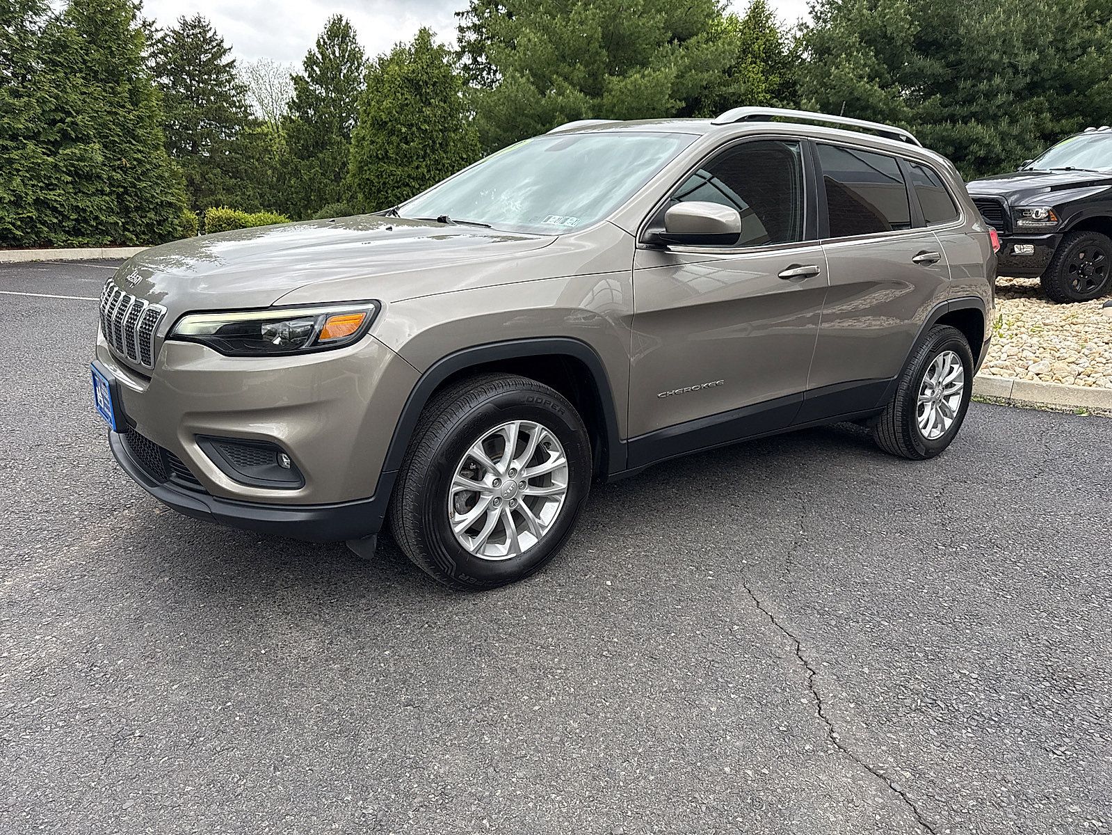 Used 2019 Jeep Cherokee Latitude w/ Cold Weather Group AWD/4WD image 14