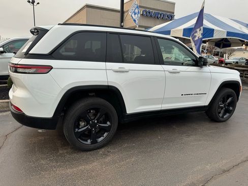 Used 2023 Jeep Grand Cherokee Altitude image 8