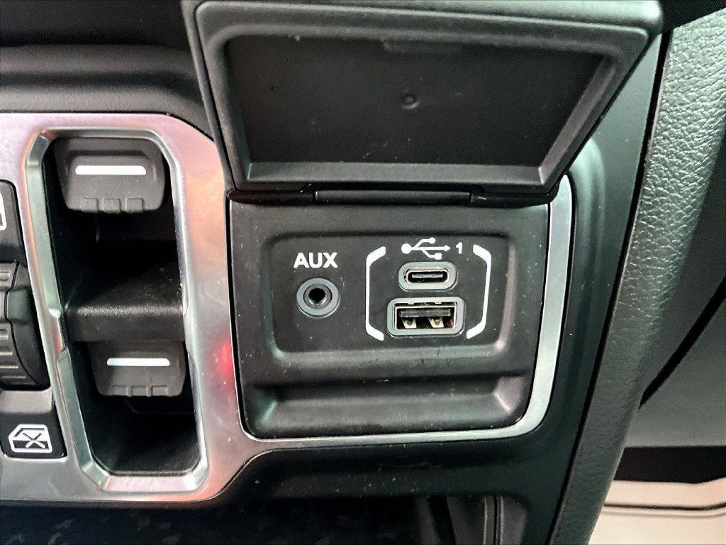 Used 2023 Jeep Wrangler Unlimited Sahara AWD/4WD image 18