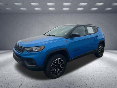 Used 2025 Jeep Compass Trailhawk AWD/4WD image 3