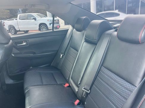 Used 2015 Toyota Camry SE w/ Moonroof Package FWD image 24