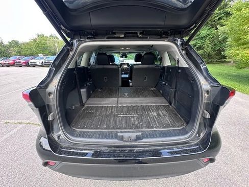 Used 2022 Toyota Highlander XLE AWD/4WD image 10