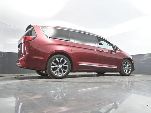 Used 2017 Chrysler Pacifica Limited FWD image 45