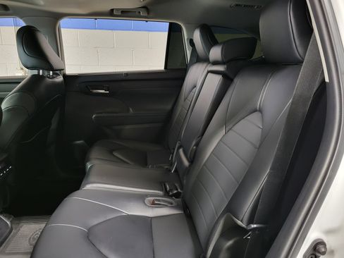 Used 2023 Toyota Highlander XLE AWD/4WD image 18