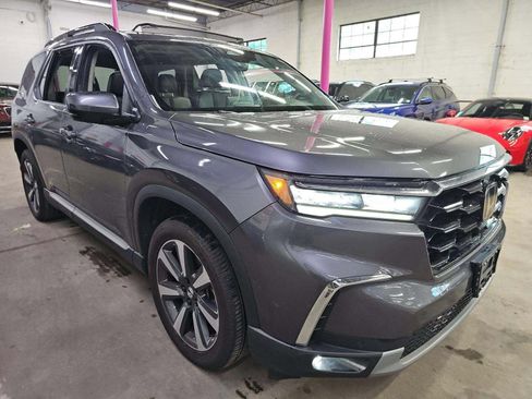 Used 2025 Honda Pilot Touring image 5