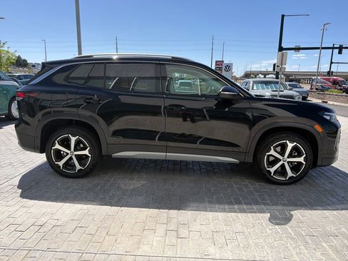 Certified 2025 Volkswagen Tiguan SE image 8