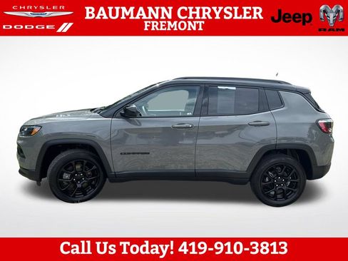 Used 2023 Jeep Compass Latitude w/ Sun and Sound Group AWD/4WD image 3