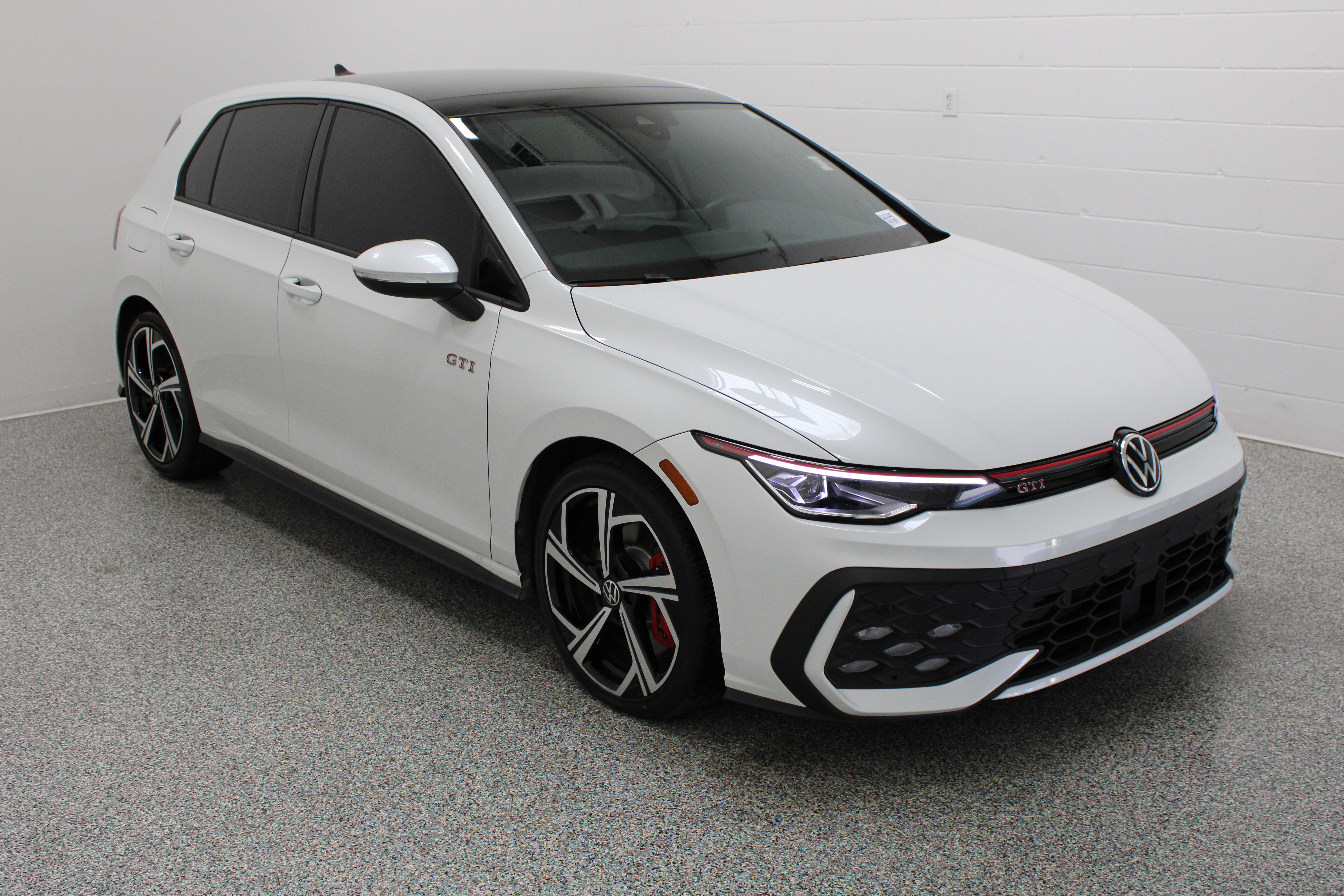 Used 2025 Volkswagen GTI SE FWD image 4