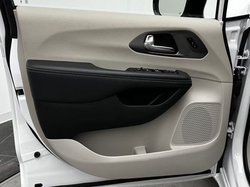 Used 2024 Chrysler Pacifica Touring-L image 10