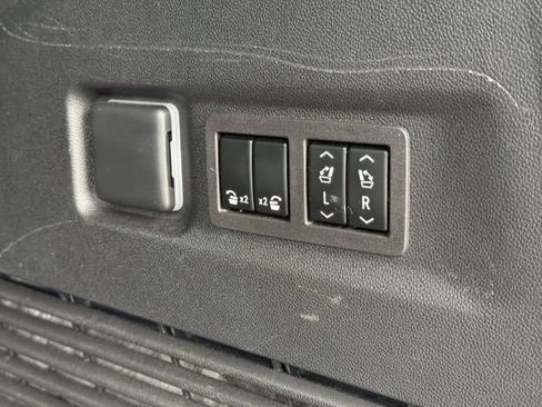 Used 2024 Chevrolet Suburban Z71 w/ Luxury Package AWD/4WD image 9