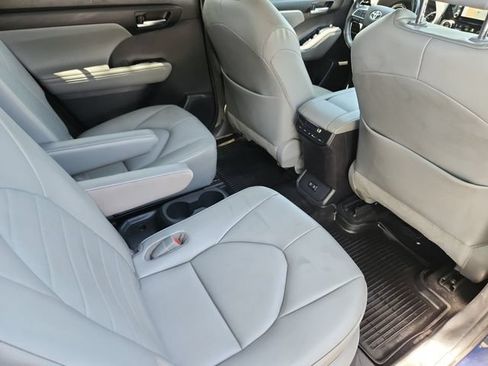 Used 2021 Toyota Highlander XLE AWD/4WD image 18