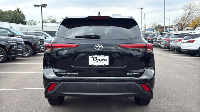 Used 2022 Toyota Highlander XLE AWD/4WD image 32