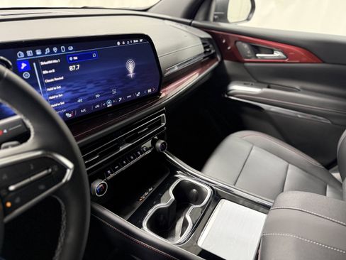 Used 2025 Chevrolet Traverse Z71 w/ Driver Confidence Package image 23