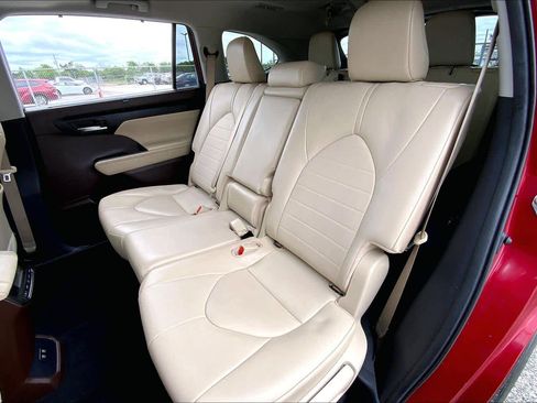 Used 2021 Toyota Highlander XLE FWD image 20