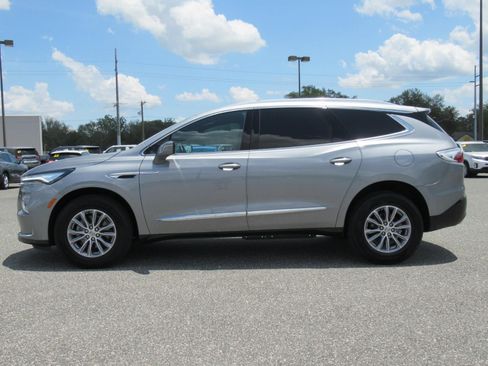 Used 2024 Buick Enclave Essence w/ Technology Package FWD image 4