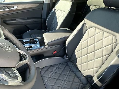 Certified 2025 Volkswagen Atlas SEL Premium R-Line AWD/4WD image 14